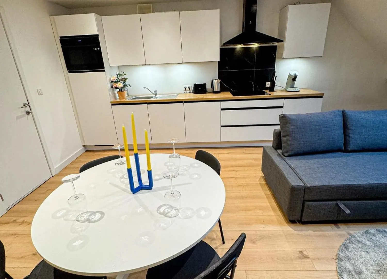 Chic & Modern 1Br & 1Lr Apt, 12 Min Walk To Rabot ヘント アパート