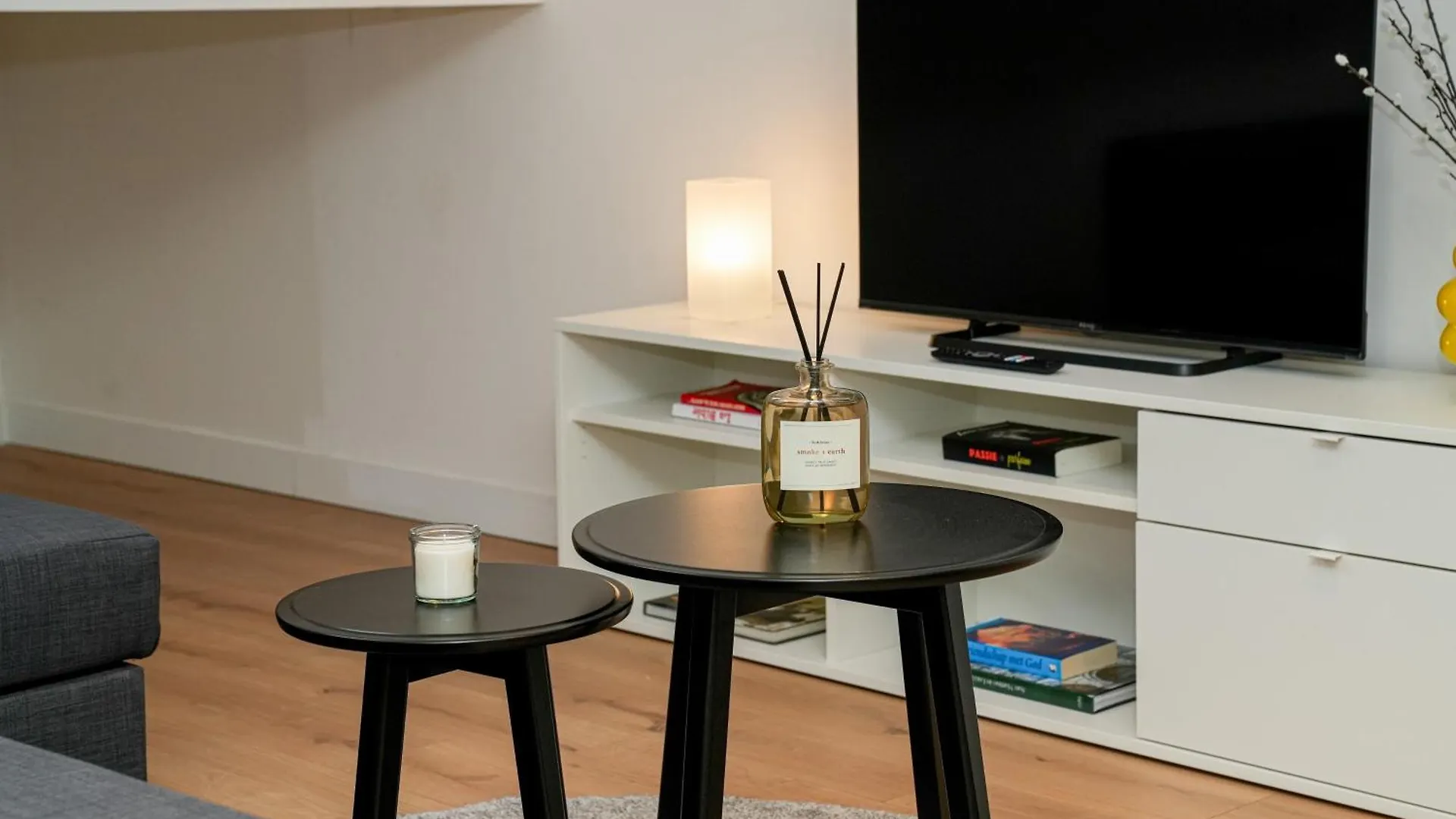 Chic & Modern 1Br & 1Lr Apt, 12 Min Walk To Rabot ヘント アパート
