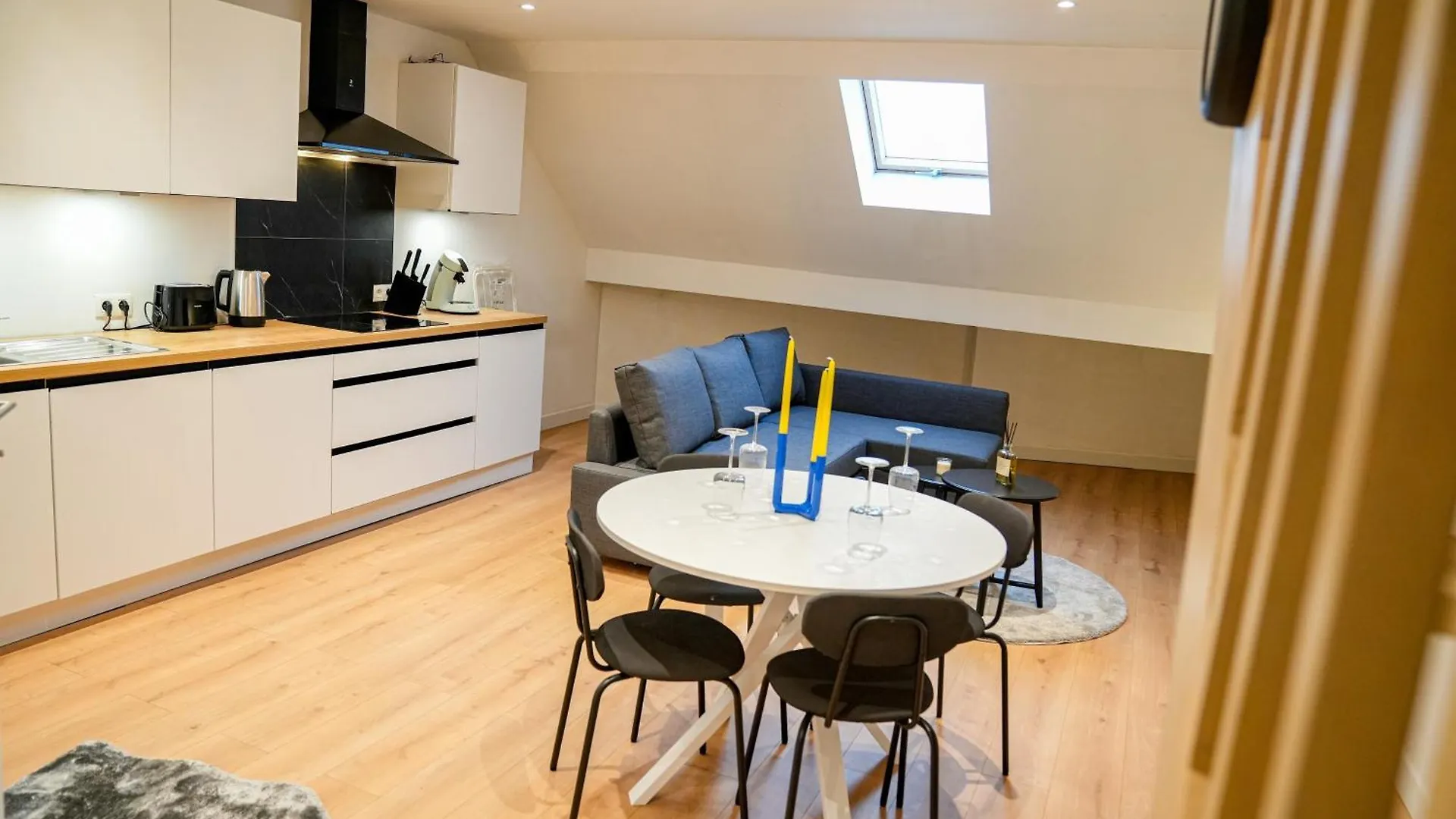 Chic & Modern 1Br & 1Lr Apt, 12 Min Walk To Rabot ヘント