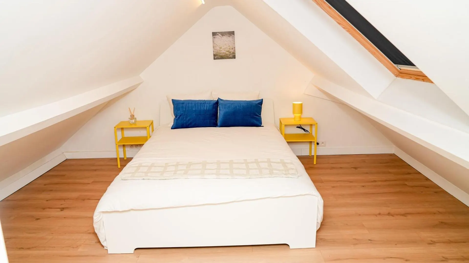 Chic & Modern 1Br & 1Lr Apt, 12 Min Walk To Rabot ヘント