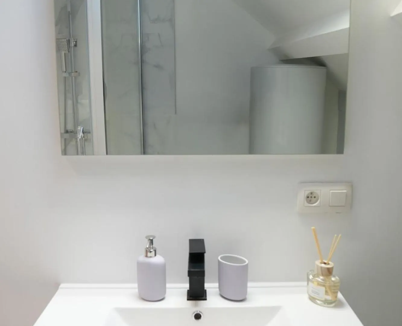 Chic & Modern 1Br & 1Lr Apt, 12 Min Walk To Rabot ヘント アパート